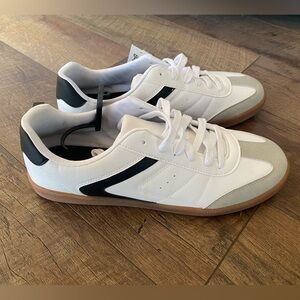 NWT Classic White and Black Men's Sneakers